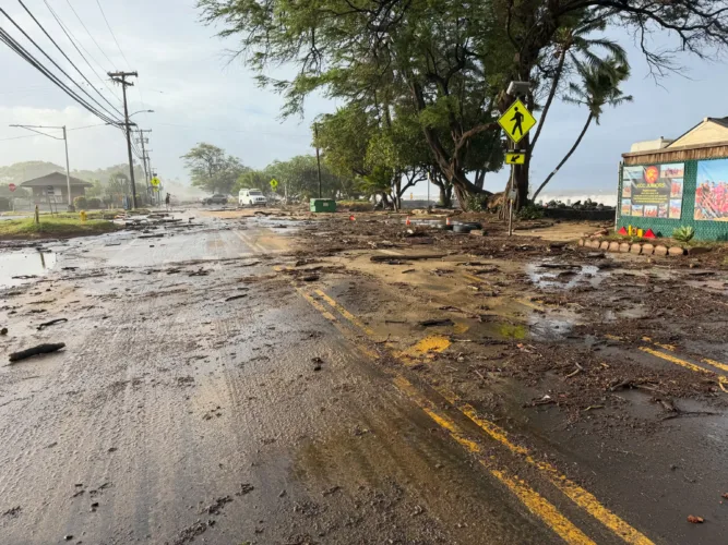Crews working to clear Maui roads after flooding from Lowell
